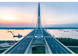 关于芜湖长江大桥（一桥）五一高峰期间大型货车限制通行的通告