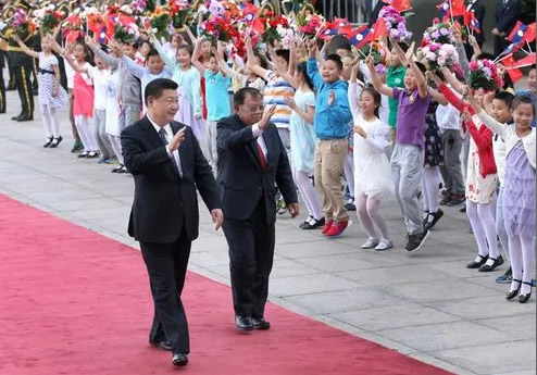 习近平会见斐济总理兰布卡